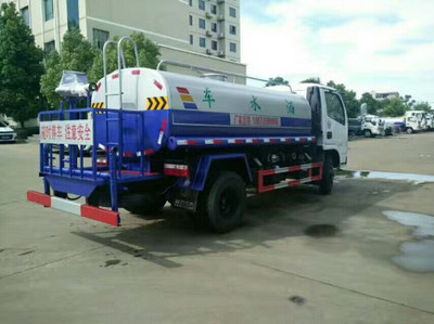 灑水車(chē)與環(huán)衛(wèi)車(chē) 城市清潔的守護(hù)者